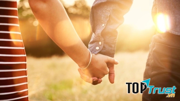 Cầm tay nhau đi khắp thế gian