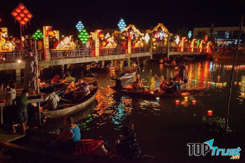 Đi dạo khu chợ đêm ở phố cổ