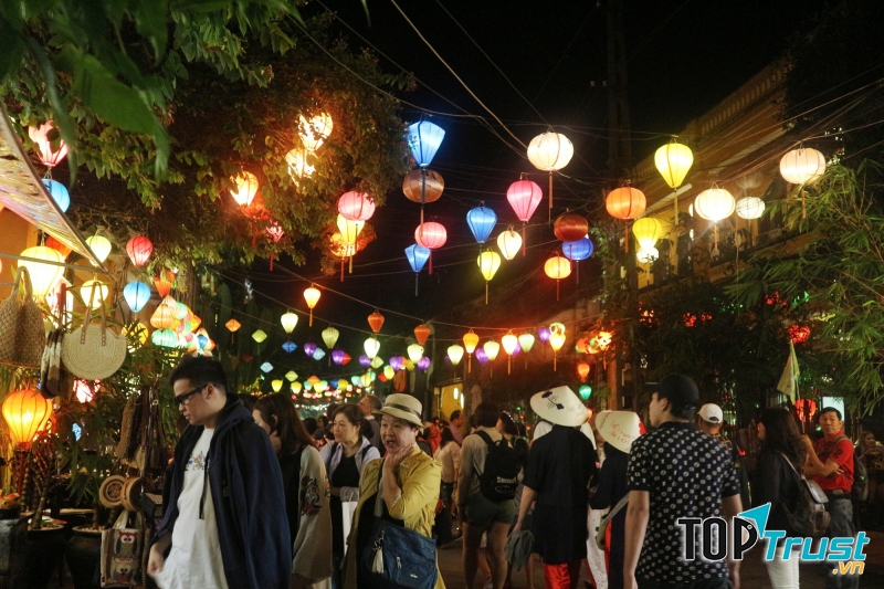Đi dạo khu chợ đêm ở phố cổ