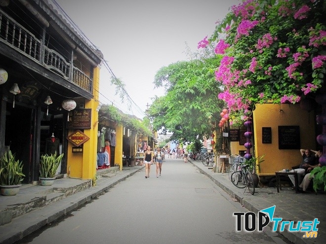 Đi bộ dạo quanh phố cổ là một trải nghiệm rất thú vị