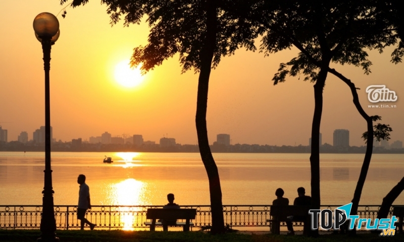 Đi dạo vào lúc hoàng hôn để thư giãn và tránh dị ứng thời tiết.