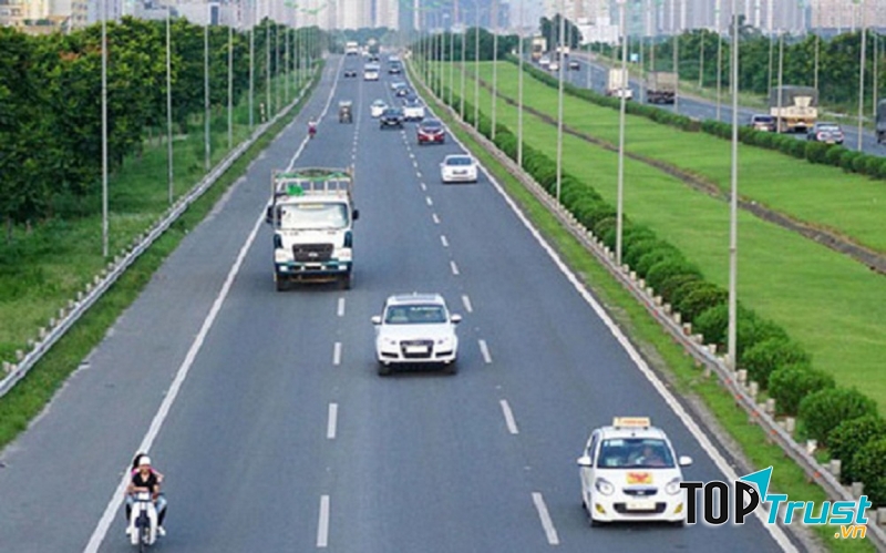 Đi đúng làn đường của mình, nhường đường cho các phương tiện khác