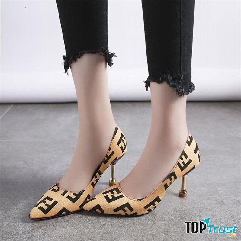 Đối với phụ nữ, giày cao gót là phương tiện hỗ trợ chiều cao của các chị em.