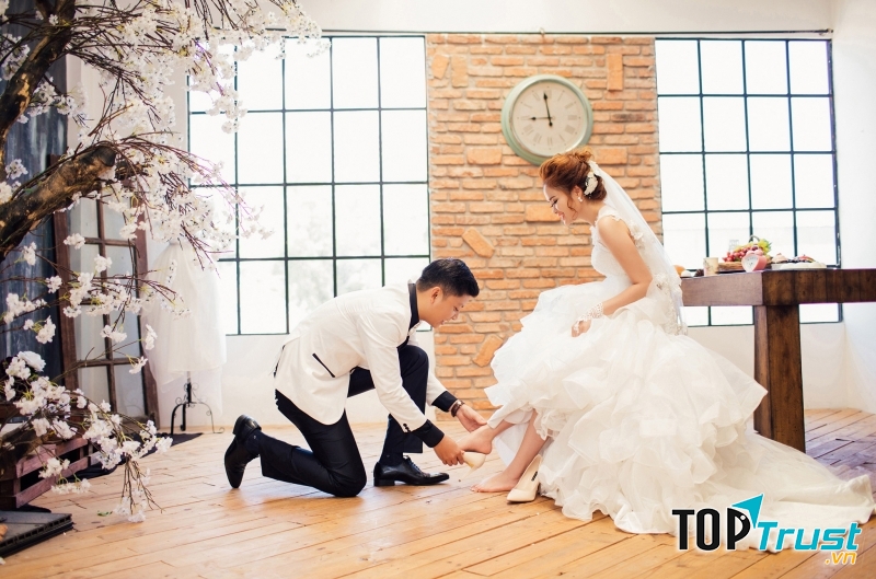 Nhẹ nhàng xỏ giầy cho nửa của mình