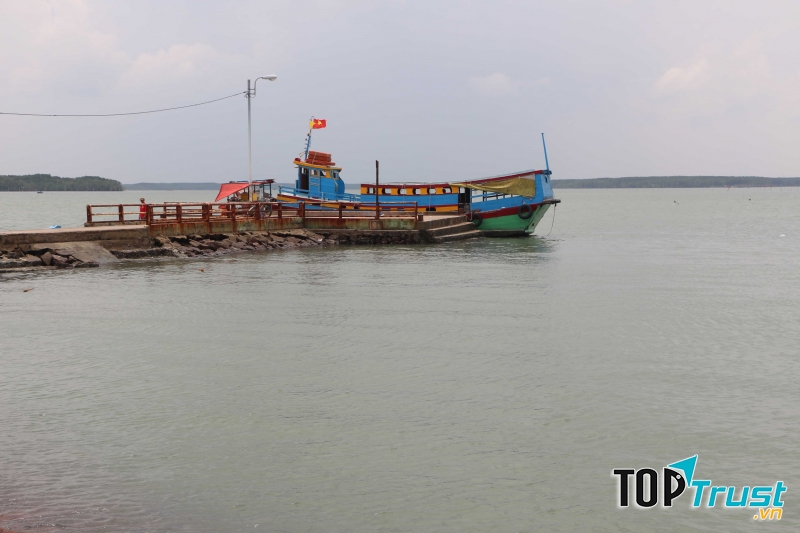 Tàu chở khách ra Thạnh An