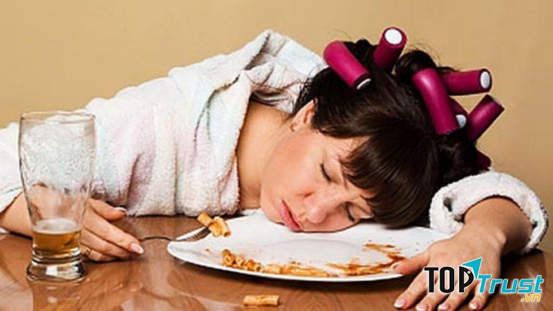 Đi ngủ ngay sau bữa ăn tối