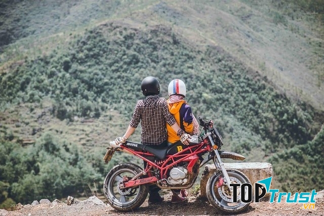 Một hình ảnh đẹp của cặp đôi đi phượt