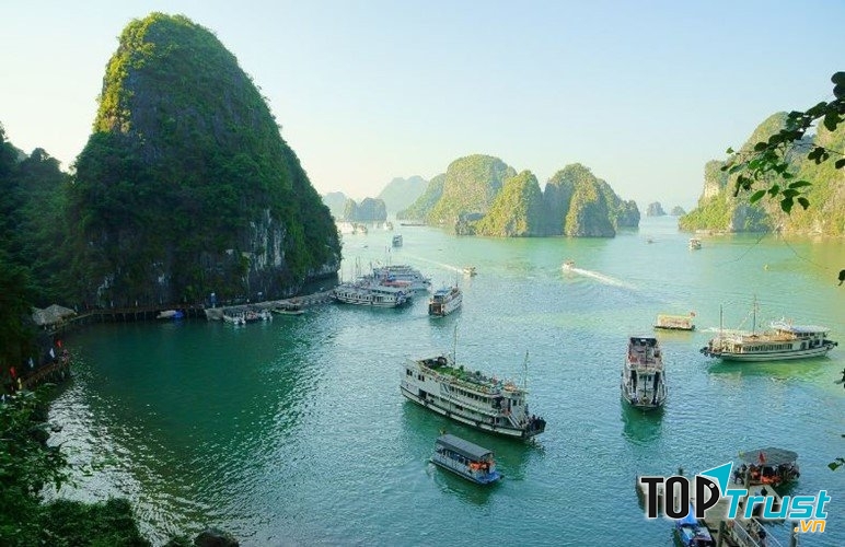 Vịnh Hạ Long thuộc tỉnh Quảng Ninh, bao gồm 1.969 hòn đảo lớn nhỏ