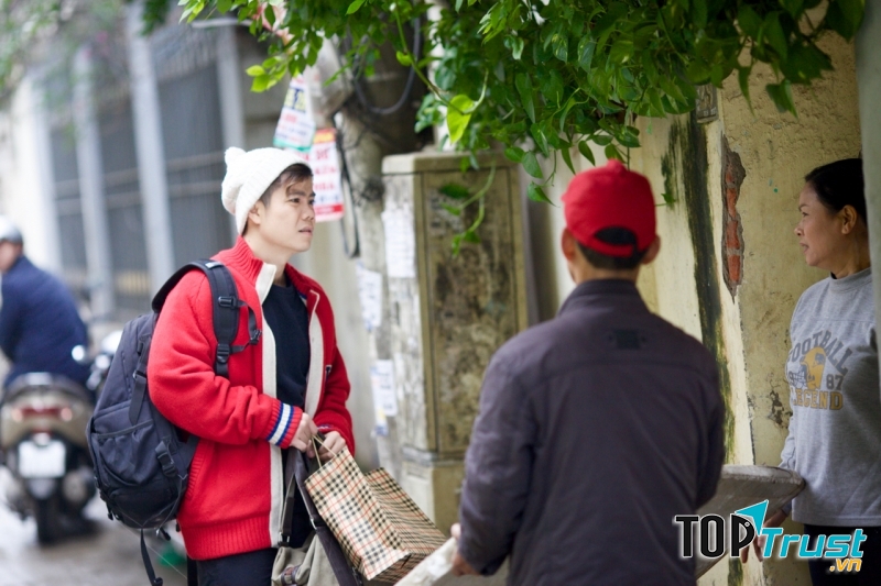 Xa quê đã lâu có dịp về nhà gặp ai cũng mừng, gặp ai cũng chào