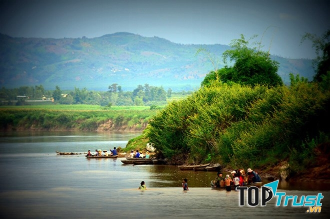 Đi thuyền trên sông Đắk Bla