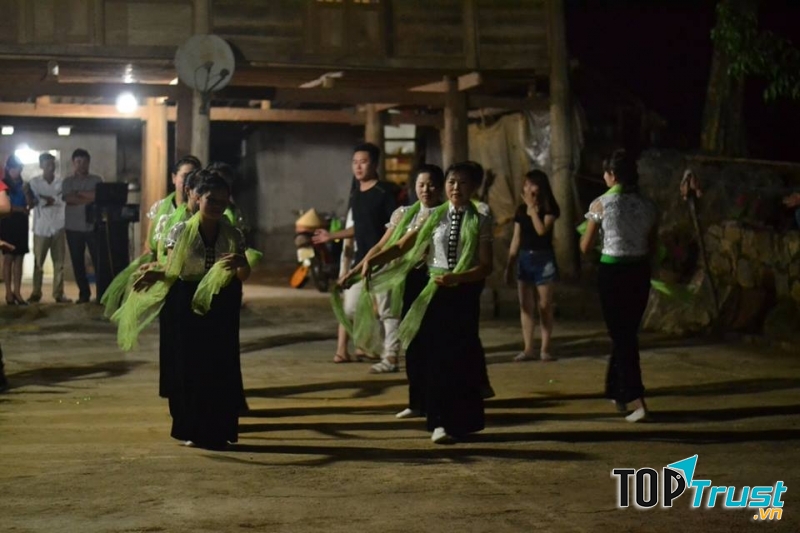 Điệu múa dân tộc ở bản Hang