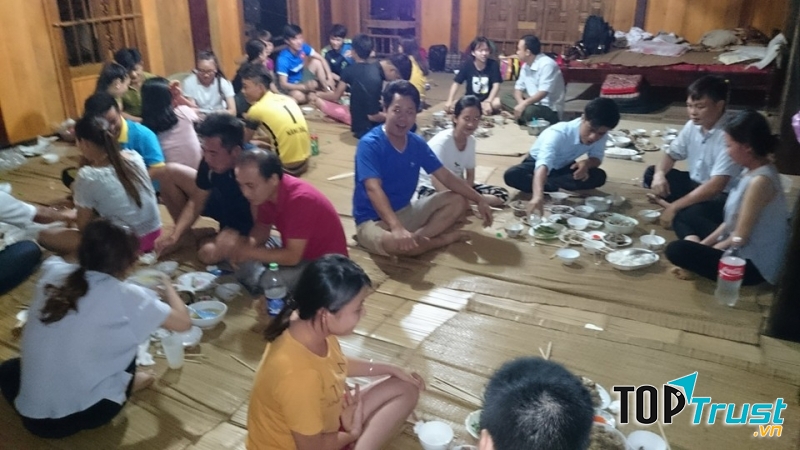 Bữa cơm ấm áp bên nhau của du khách và dân địa phương