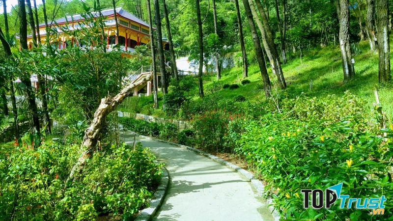 Chùa Hang trong nắng