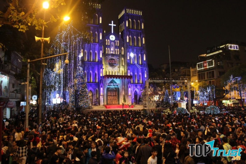 Mọi người tập chung ở nhà thờ trong đêm giáng sinh.