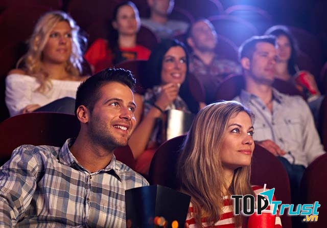 Cùng cô ấy đi xem những bộ phim ưa thích