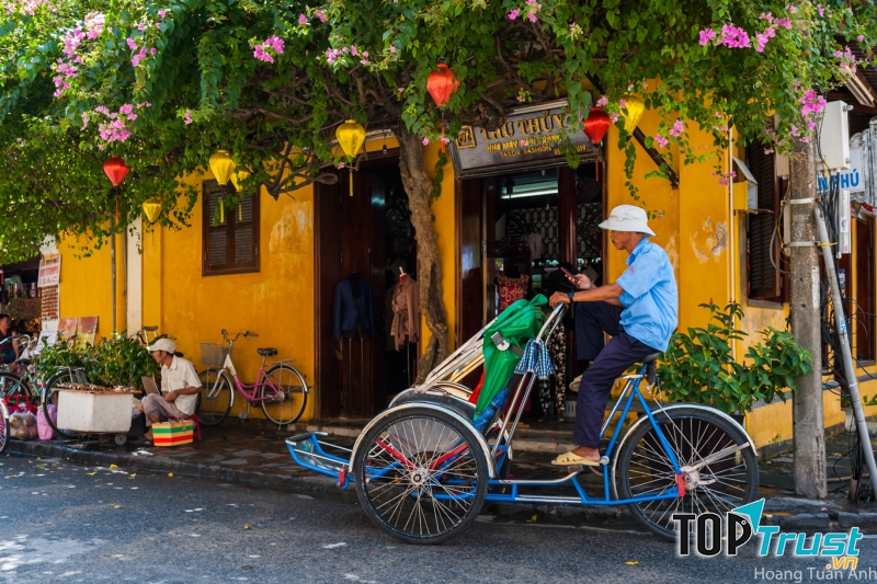 Đi xích lô ngắm nhìn phố cổ