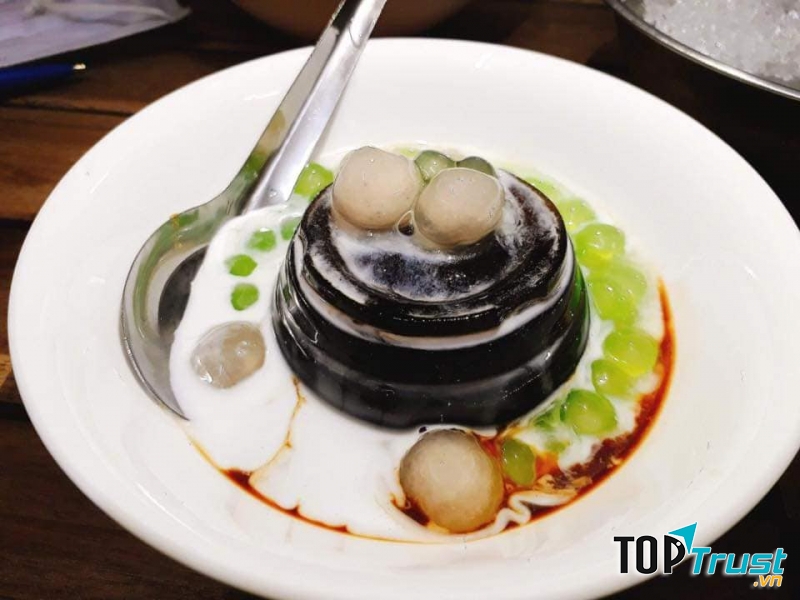 Menu phong phú với vô vàn loại chè, thức uống thơm ngon.