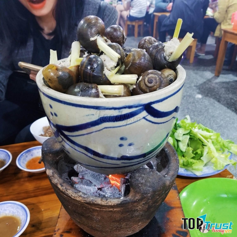 Đến quán 33, chắc chắn phải thử món ốc nhồi thịt trứ danh và nổi bật nhất của quán
