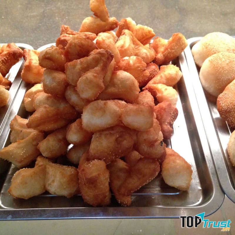 Quán quẩy đùi gà nằm 164 Thái Thịnh này là một gian hàng nhỏ vỉa hè