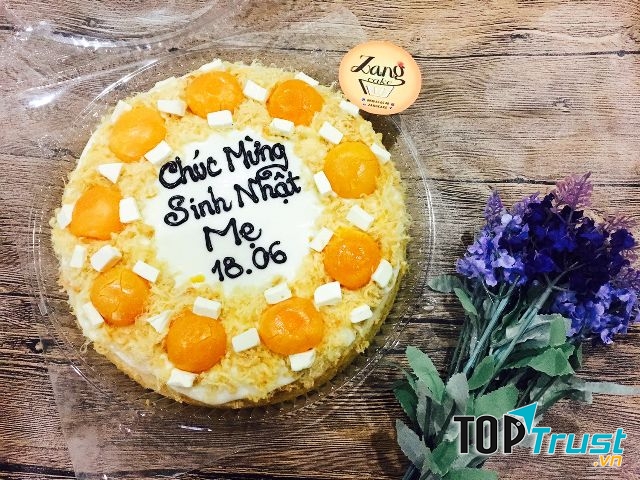 Lớp phô mai vàng ươm, béo ngậy được nướng chảy tràn khắp mặt miếng bánh bông lan mềm mịm