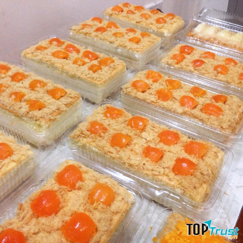 Đặc biệt là lớp trên mặt bánh tại Vani lúc nào cũng đầy ắp bơ, dăm bông, phô mai và trứng muôi. Một điểm cộng lớn là trứng muối của shop rất ngon