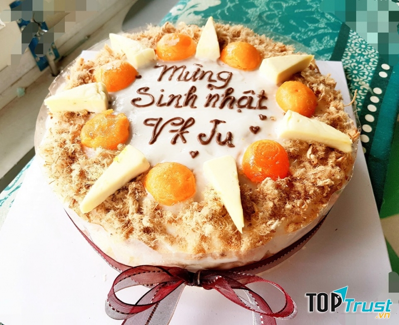 Lớp cốt bánh bông mềm, mịm màng, lớp phô mai dày và béo ngậy phủ đều mặt bánh, ruốc và trứng muối siêu nhiều