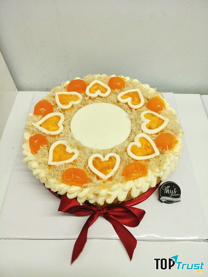 Chiếc banh bông lan trứng muối đầy đặn, được trang trí đẹp mắt