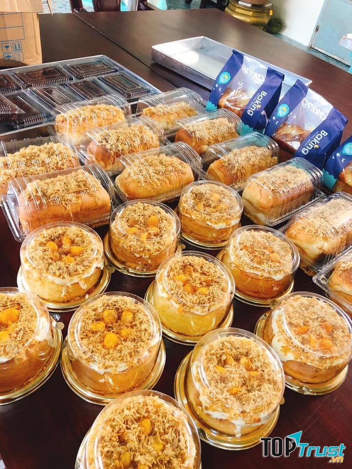 Tiệm bánh uy tín nên có nhiều người đặt hàng. Mỗi chiếc bánh đều được được đóng hộp vô cùng cẩn thận.