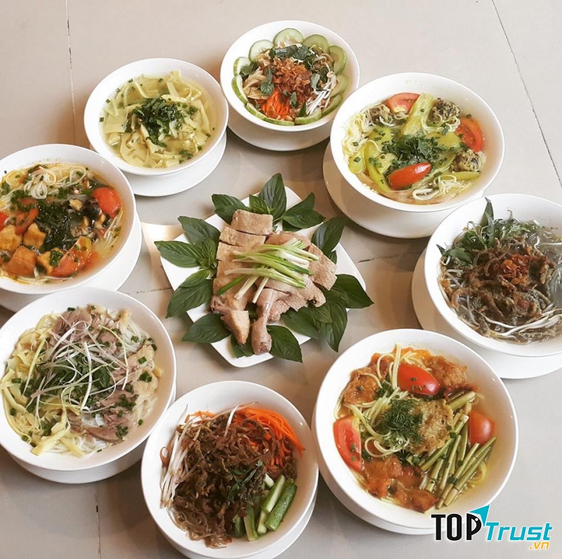 Quán phục vụ rất nhiều loại bún mang phong vị đất Bắc có: bún măng ngan, bún ốc, bún riêu, bún đậu mắm tôm,…