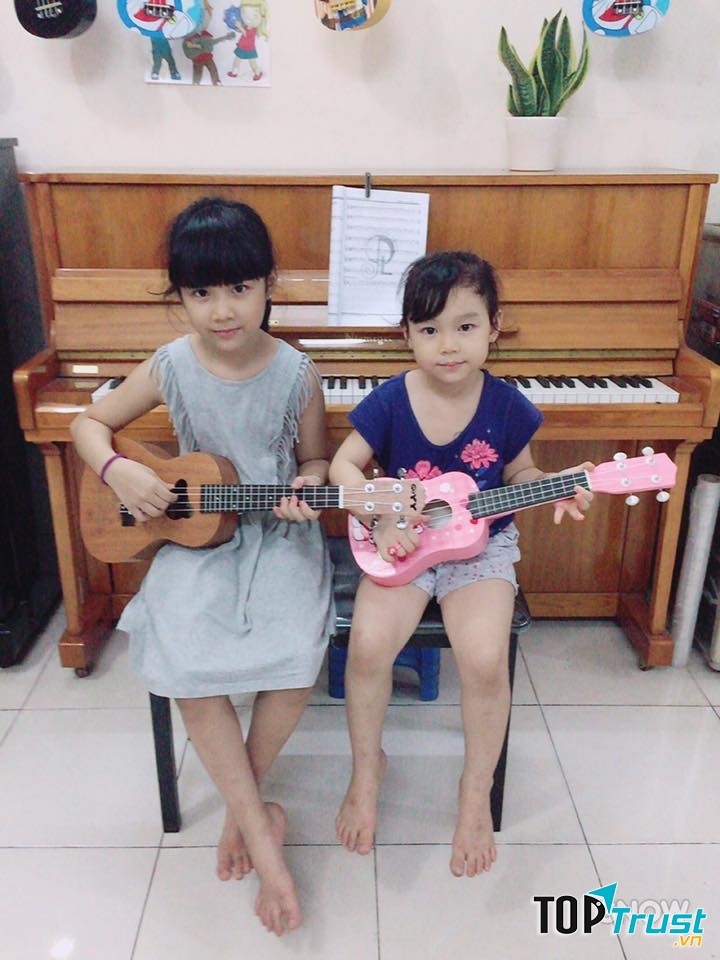 Hai học viên nhí của trung tâm âm nhạc Việt