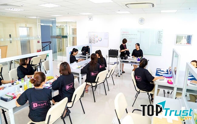 Lớp học trang điểm chuyên nghiệp tại trung tâm