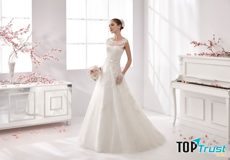Một mẫu áo cưới theo phong cách tối giản và sang trọng tại Huy Tuyền Wedding