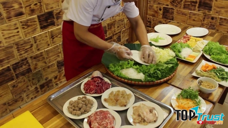 Bạn đã bao giờ được ăn lẩu mẹt chưa? Hãy thử đến Quán Sành xem nào.