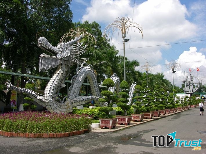 Khuôn viên công viên nước Đầm Sen được trang trí công phu và hoành tráng