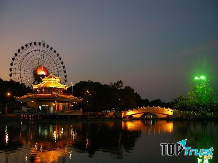 Công viên buổi tối trở nên lộng lẫy hơn bao giờ hết với vô vàn ánh đèn trang trí