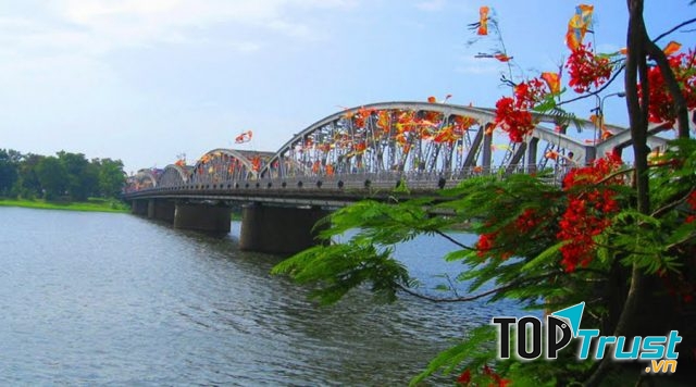 Cầu Tràng Tiền - Cây cầu thơ mộng của xứ Huế