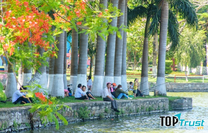Bờ hồ trở thành địa điểm lí tưởng cho người dân tránh nóng và câu cá.