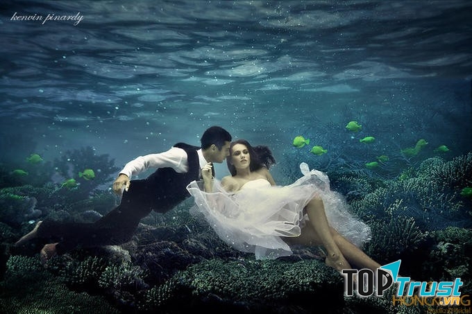 Khi chụp ảnh cưới dưới nước bạn nên chọn những bãi biển nổi tiếng để có được những bối cảnh tinh tế và hấp dẫn hơn.