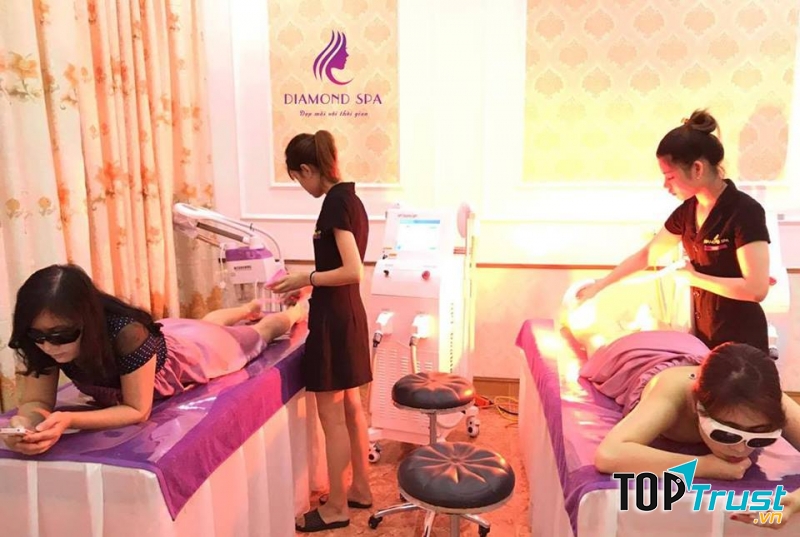 Khách đến trải nghiệm dịch vụ tại Diamond Spa