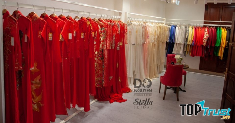 Đến với dịch vụ Đỗ Nguyễn Bridal, bạn sẽ được lựa chọn giữa hàng trăm mẫu mã áo dài đặc sắc với đủ loại kiểu dáng