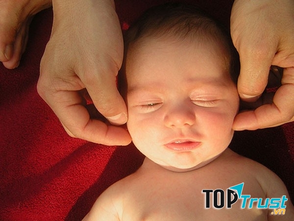 Massage mặt cho bé yêu