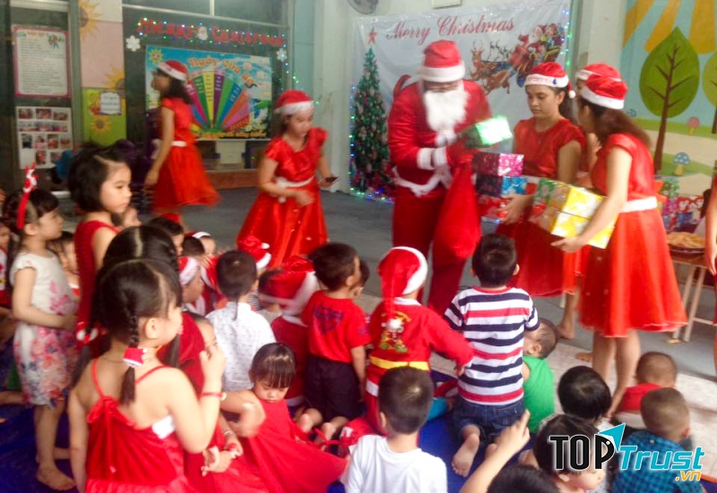 Ông già Noel trao quà tận nhà. (Ảnh minh họa)