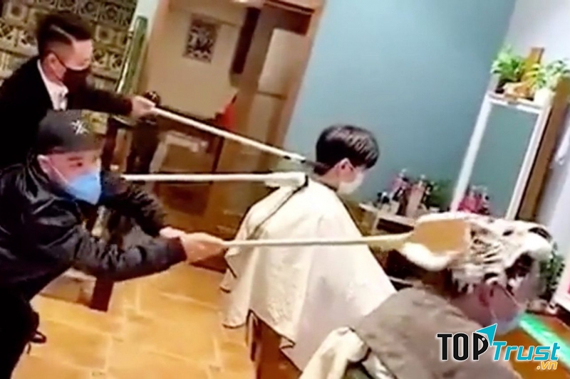 Sử dụng những cái cán dài thế này chắc sẽ  đảm bảo giữ khoảng cách an toàn. (Nguồn: Sưu tầm Internet)