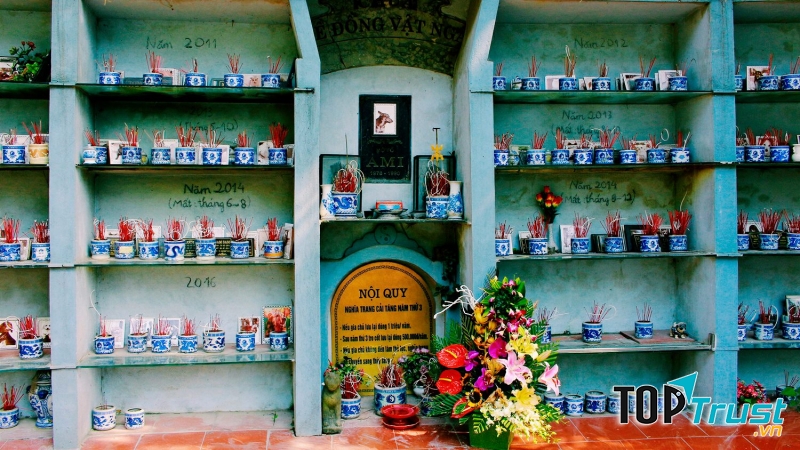 Những chú chó, mèo sau khi hỏa táng được đặt di ảnh, bát nhang trong các ngăn hình hốc tủ, giống như các công viên nghĩa trang của con người