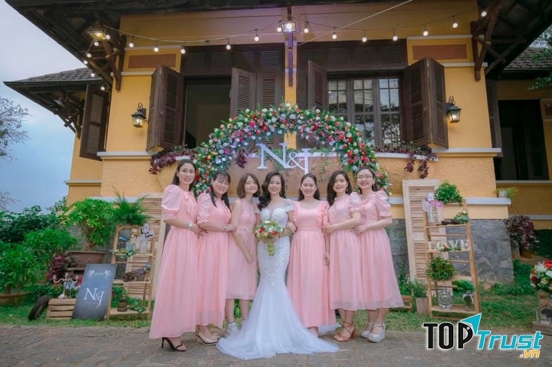 phong cách décor ở đây thiên về sự nhẹ nhàng và đơn giản kết hợp các vật dụng nhỏ xinh và hoa cỏ thiên nhiên.