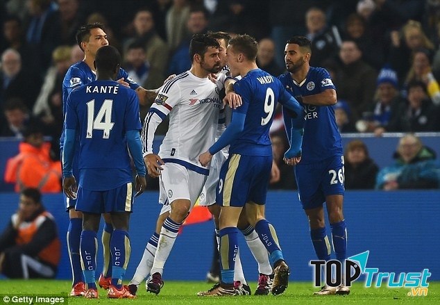 Costa gây hấn với các cầu thủ Leicester