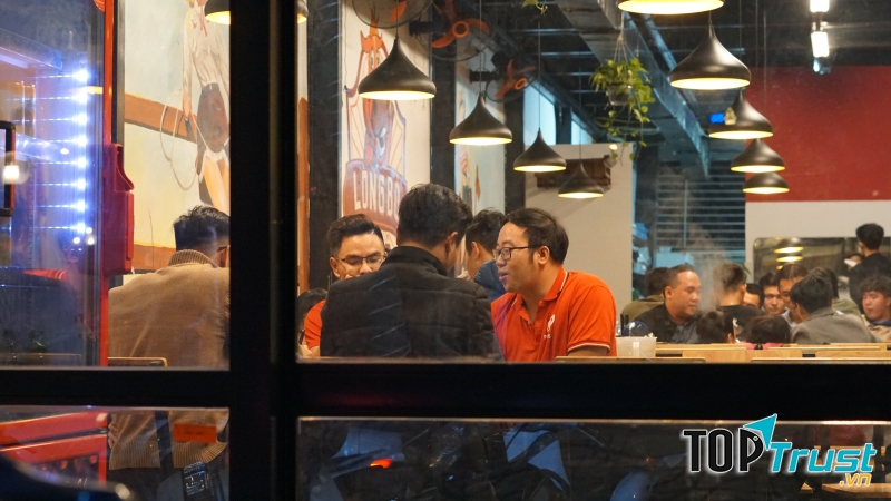 Không gian lý tưởng cho các buổi nhậu của Lòng Bò Đi Bộ