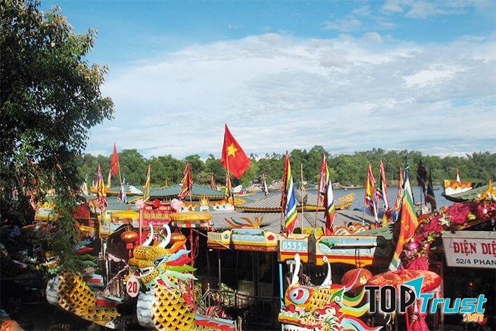 Điện Hòn Chén nằm trên núi Ngọc Tràn, thuộc làng Ngọc Hồ, phường Hương Hồ, thị xã Hương Trà, tỉnh Thừa Thiên Huế.