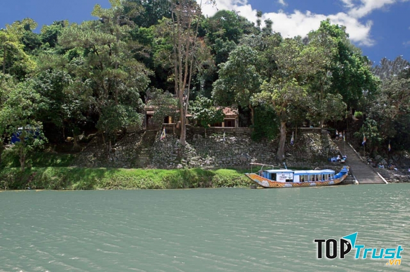 ﻿Điện Hòn Chén là điện thờ gắn với rất nhiều giai thoại.