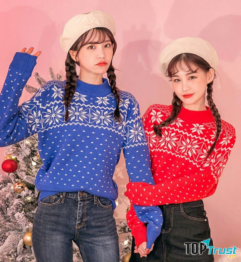 Diện trang phục in hoạ tiết mùa Giáng sinh